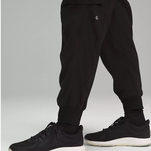 🆕 Lululemon Dance Studio Relaxed-Fit Mid-Rise Cargo Jogger in Black • Medium - Picture 4 of 10